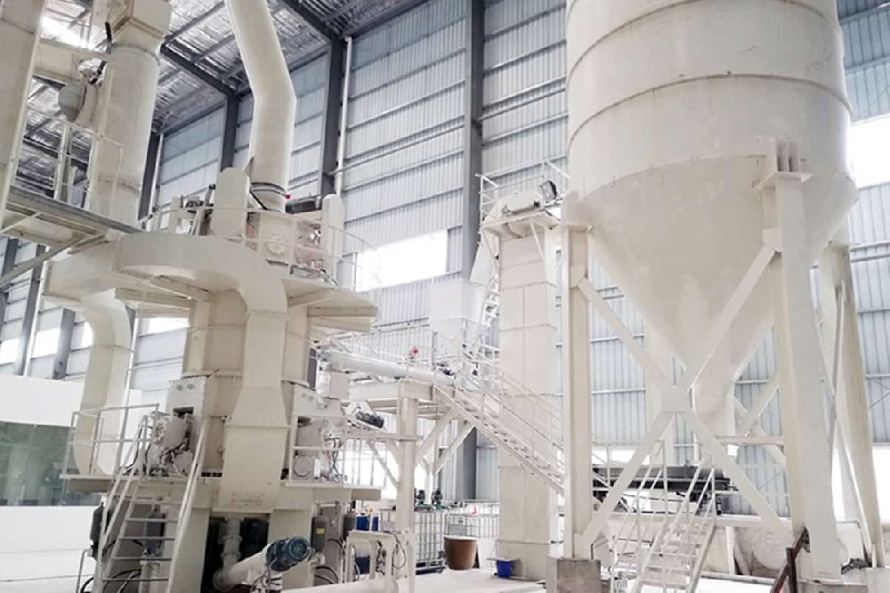 雷蒙磨粉機(jī)加工鐵礦土-鐵礦土磨粉機(jī)